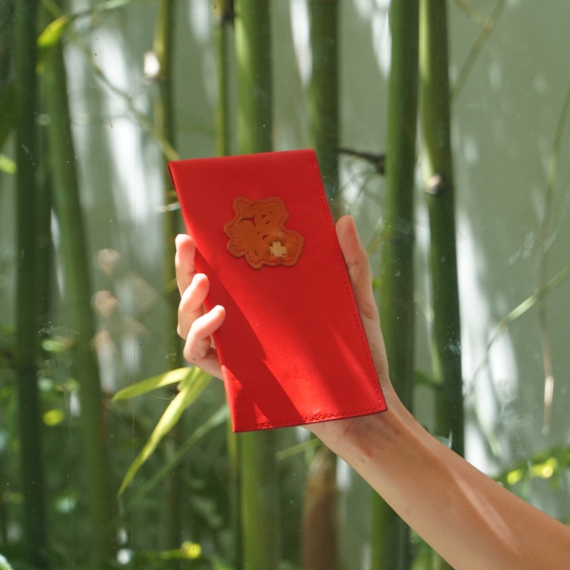 red envelope in hand close 800